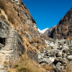Paysage aride au sanctuaire des annapurnas
