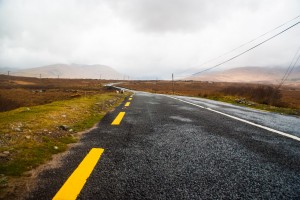 une route dans la région du Connemara