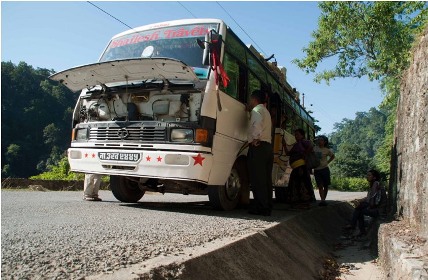 un bus en panne au Népal