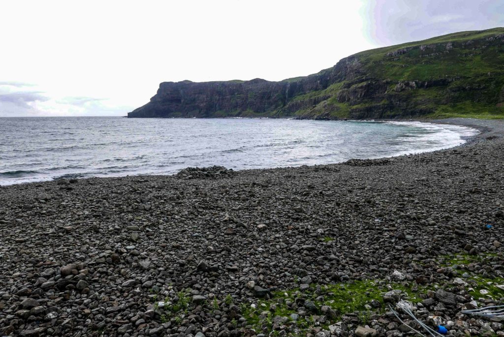 plage de galets noirs