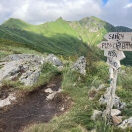 Panneau indiquant le chemin de Sancy dans la montagne